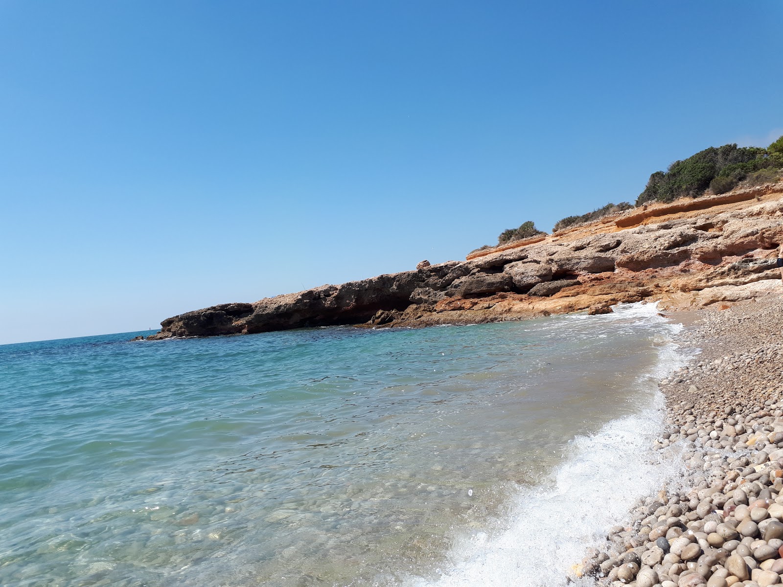 Cala Puerto Negro'in fotoğrafı mavi sular yüzey ile