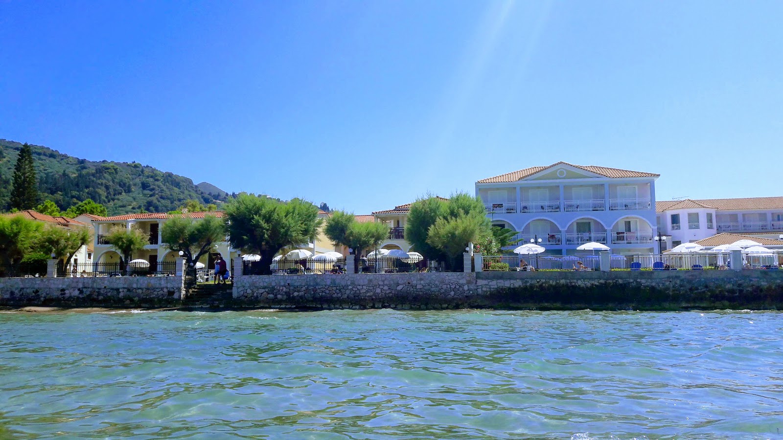 Paralia Argasi'in fotoğrafı uçurumlarla desteklenmiş