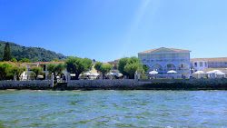 Foto von Paralia Argasi von Klippen umgeben