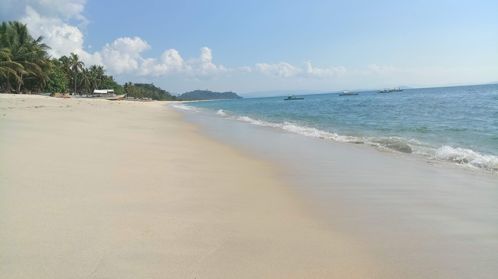 Foto af Boong Beach bakket op af klipperne