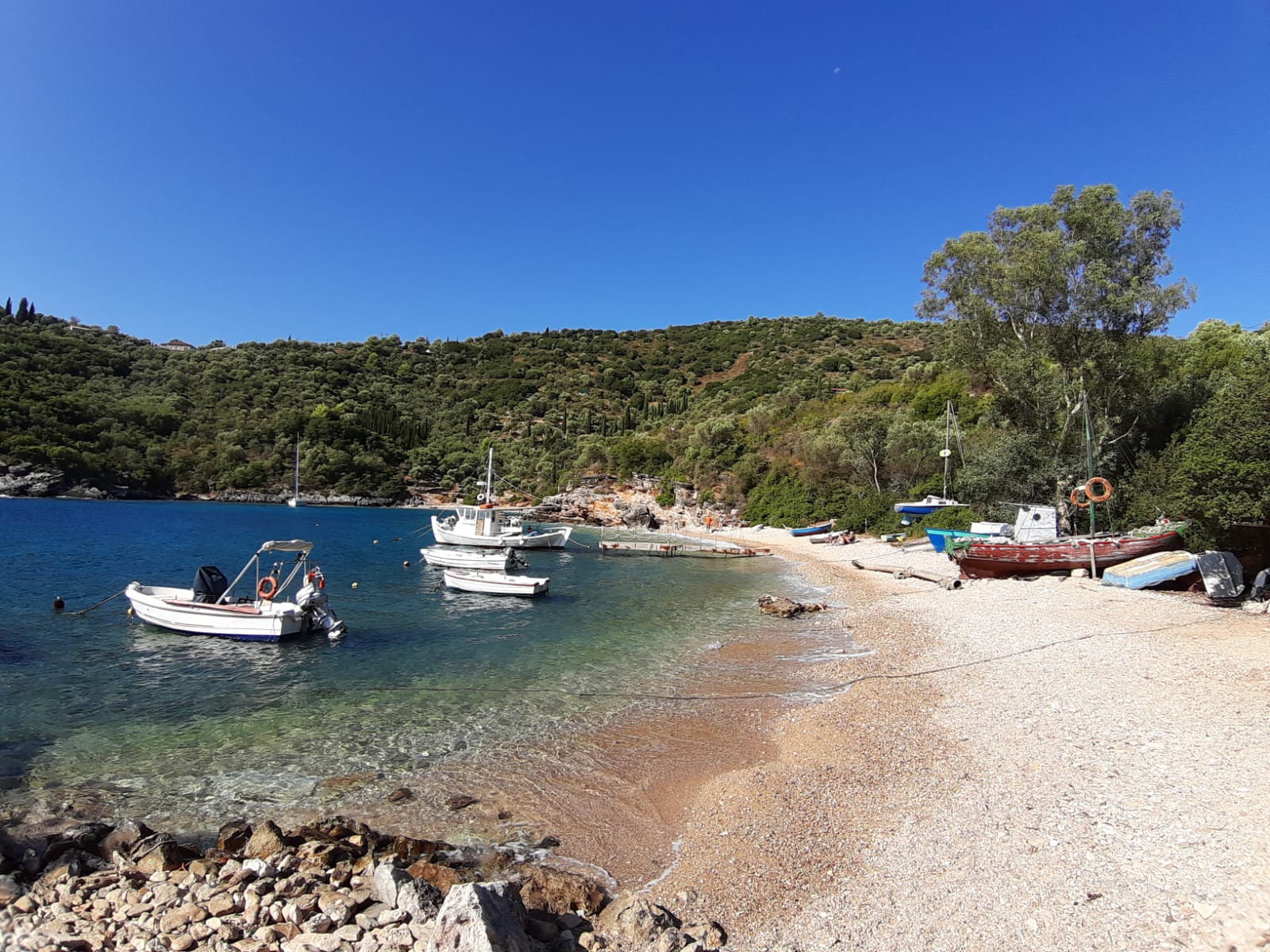 Foto af Sarakiniko beach faciliteter område