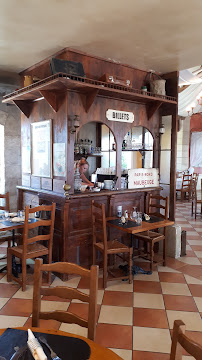Atmosphère du Restaurant français La Petite Gare à Vers-Pont-du-Gard - n°16