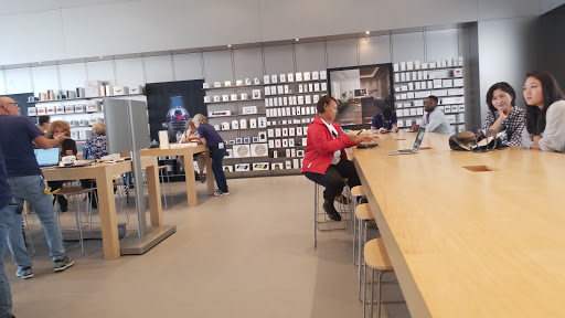 Computer Store «Apple Eton», reviews and photos, 28849 Chagrin Blvd, Woodmere, OH 44122, USA