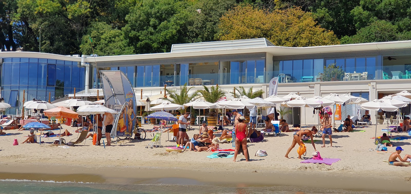 Valokuva Varna beachista. - suosittu paikka rentoutumisen tuntijoille