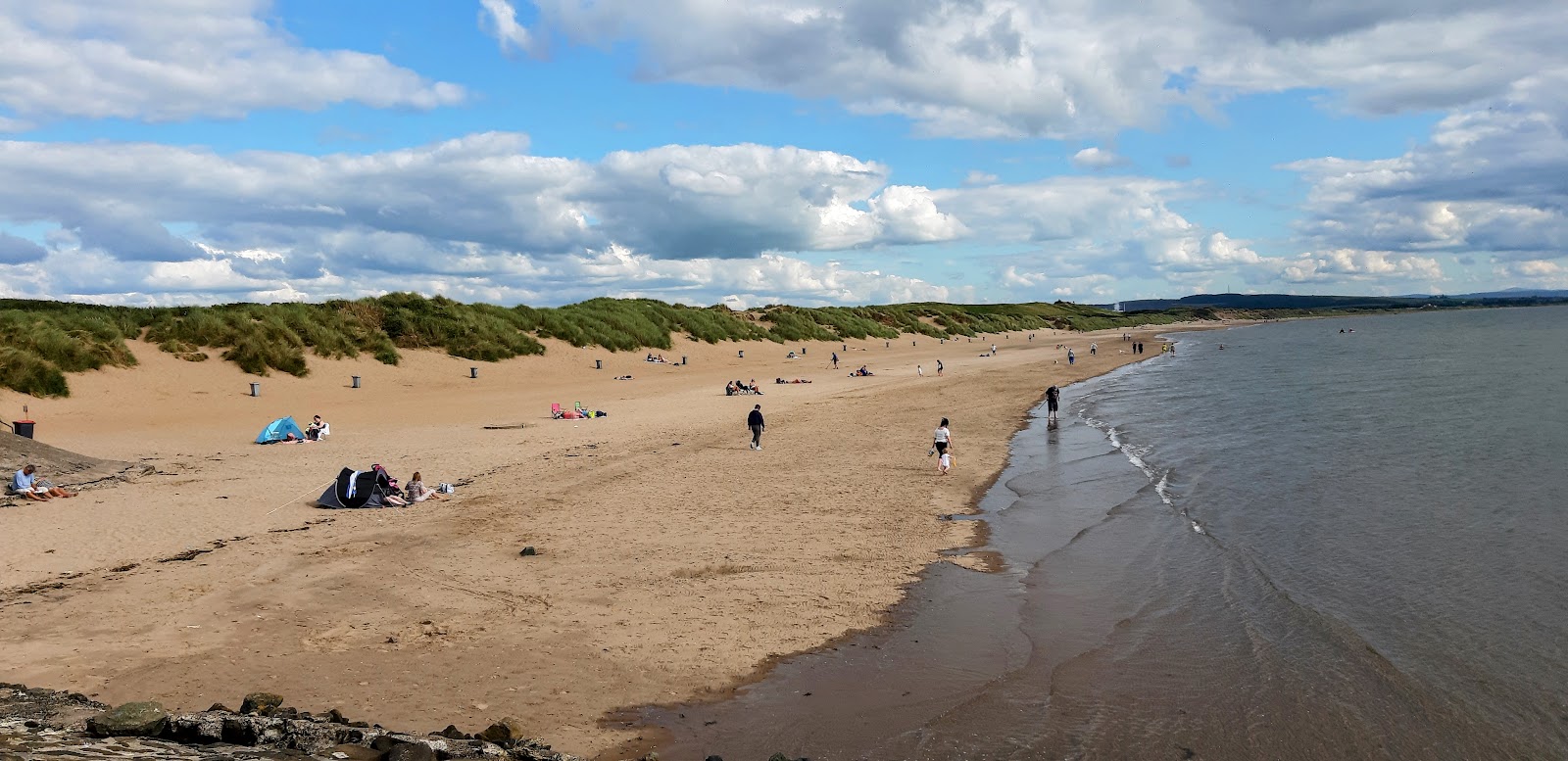 Foto di Irvine Beach con una superficie del sabbia luminosa