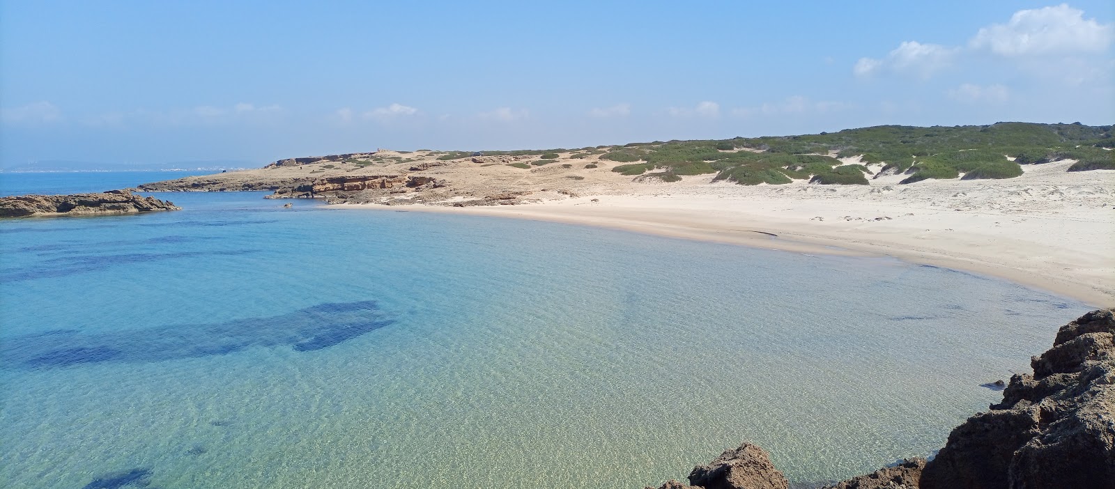 Foto von Plage boukrim II mit beiger sand Oberfläche