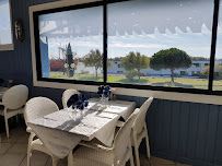 Atmosphère du Restaurant français Restaurant Glacier Le Passe Port à Port-Saint-Louis-du-Rhône - n°16
