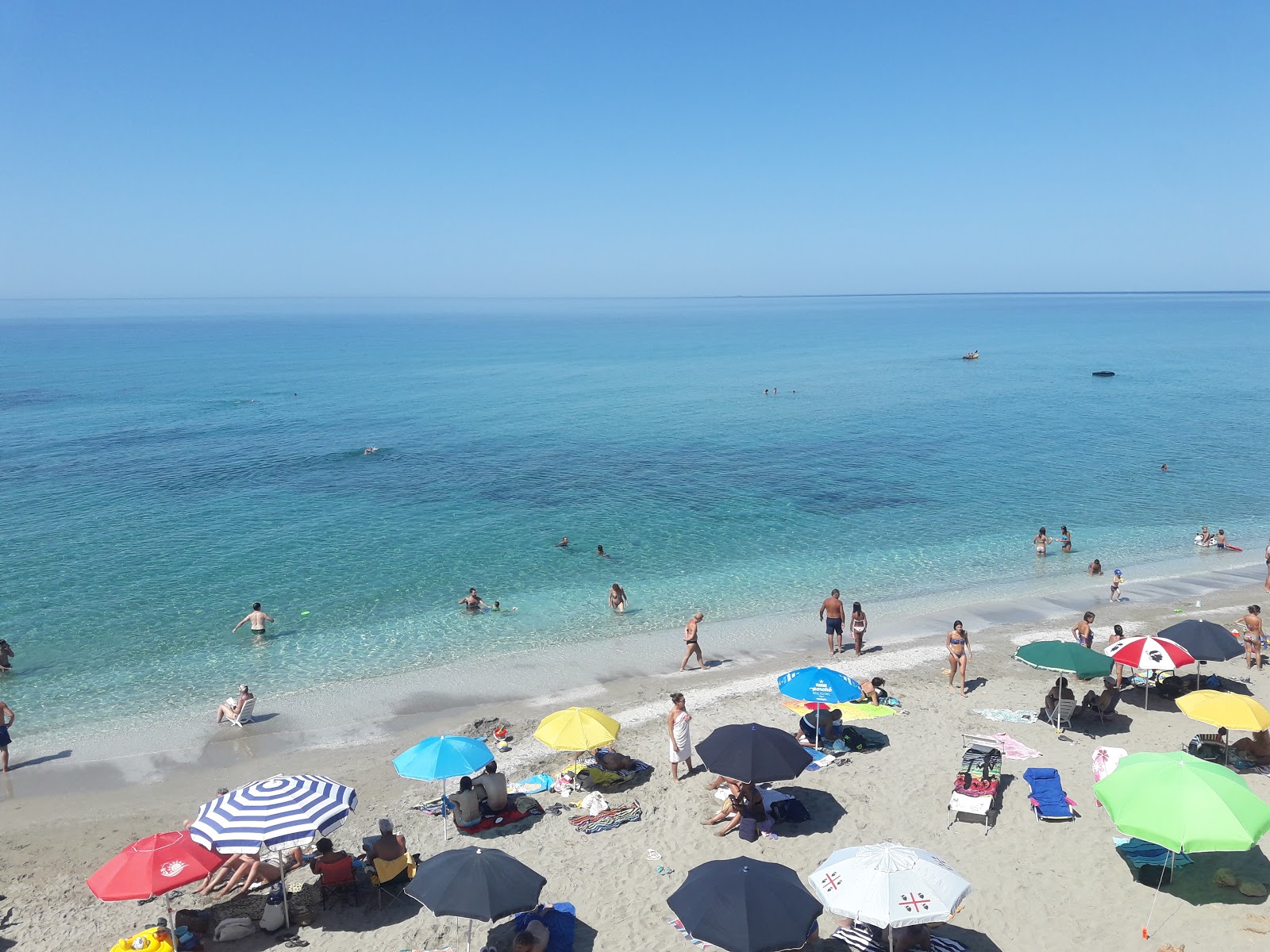 Foto van San Giovanni Di Sinis met ruim strand