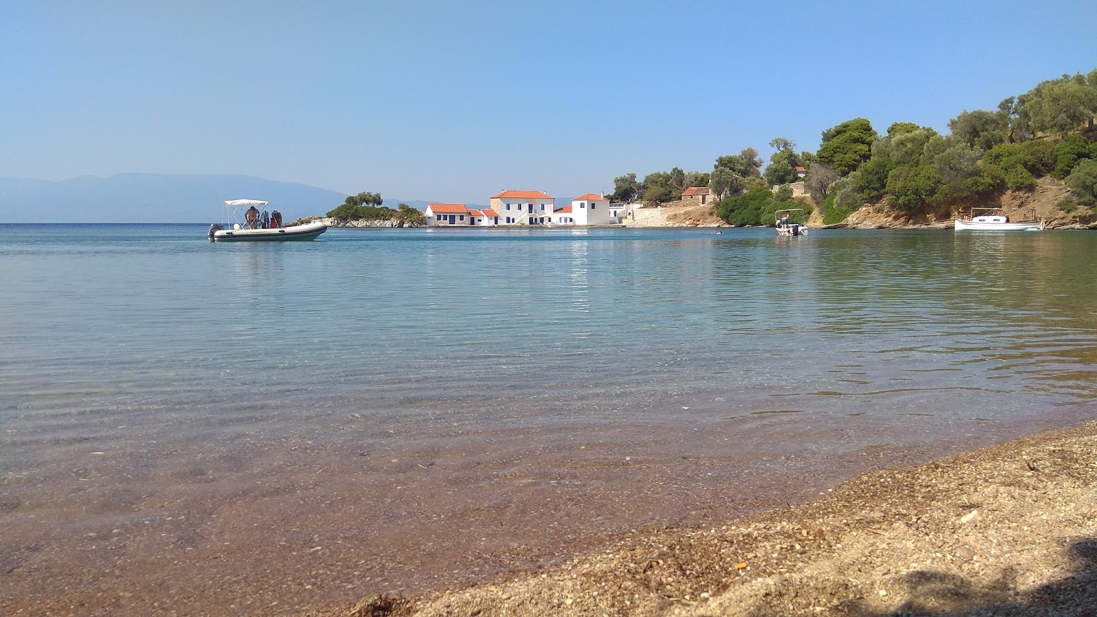 Φωτογραφία του Avra beach με μικρά καφέ βότσαλα επιφάνεια