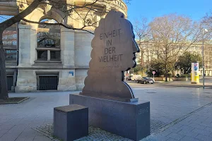 Leibniz statue image