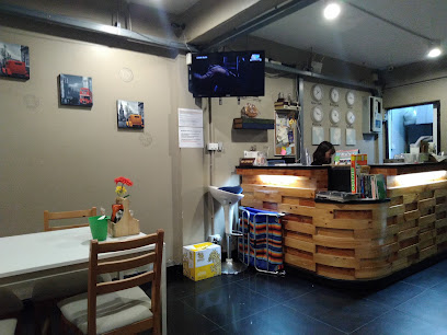 eat-Ting Cafe' and Hostel