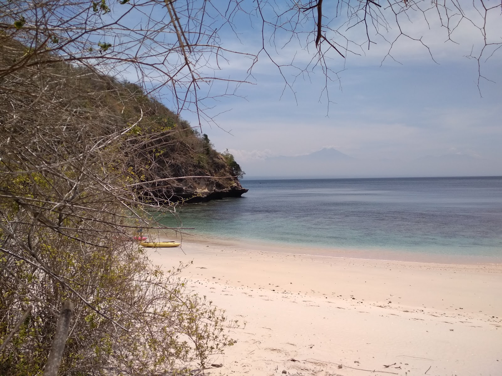 Foto av Semangkok Beach omgiven av berg