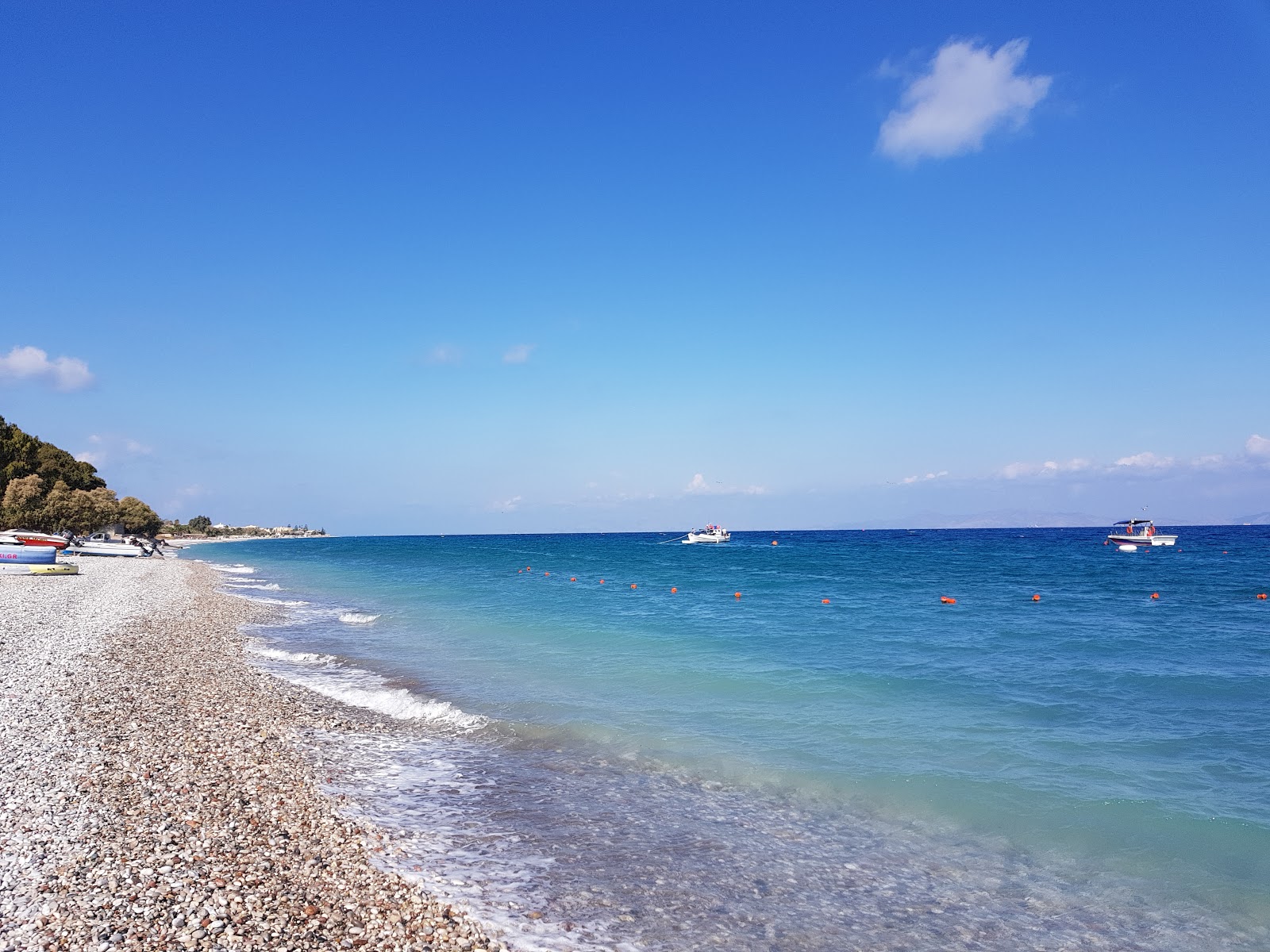 Ialysos beach II'in fotoğrafı geniş bir kıyı şeridi ile birlikte