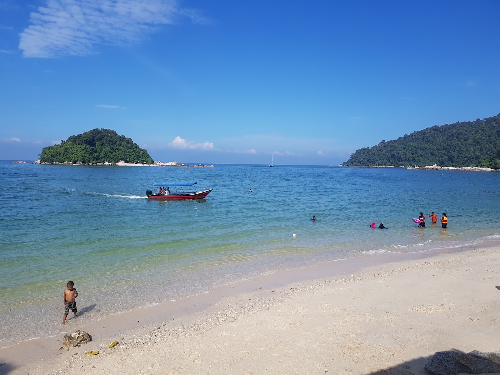 Fotografija Teluk Nipah Coral Beach z turkizna čista voda površino