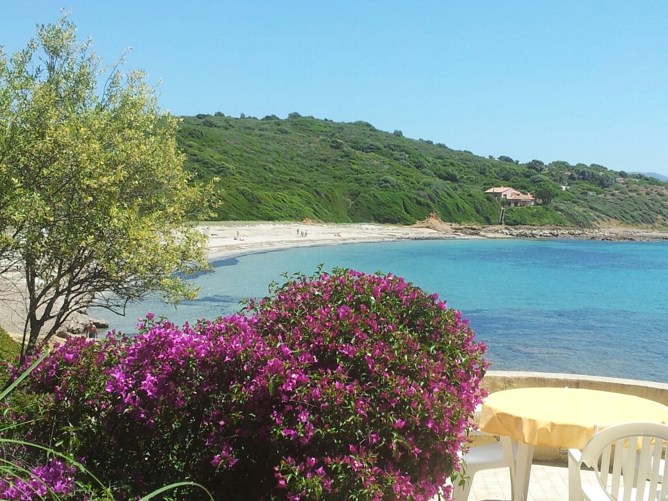 Mandiles beach'in fotoğrafı kısmen temiz temizlik seviyesi ile