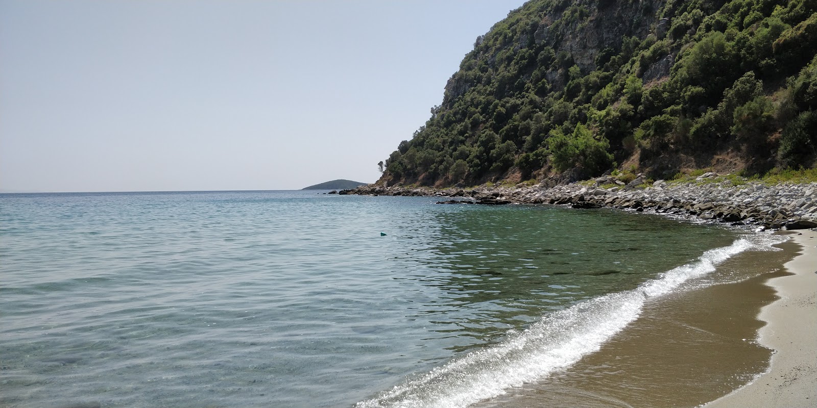 Foto de Red rocks beach com alto nível de limpeza