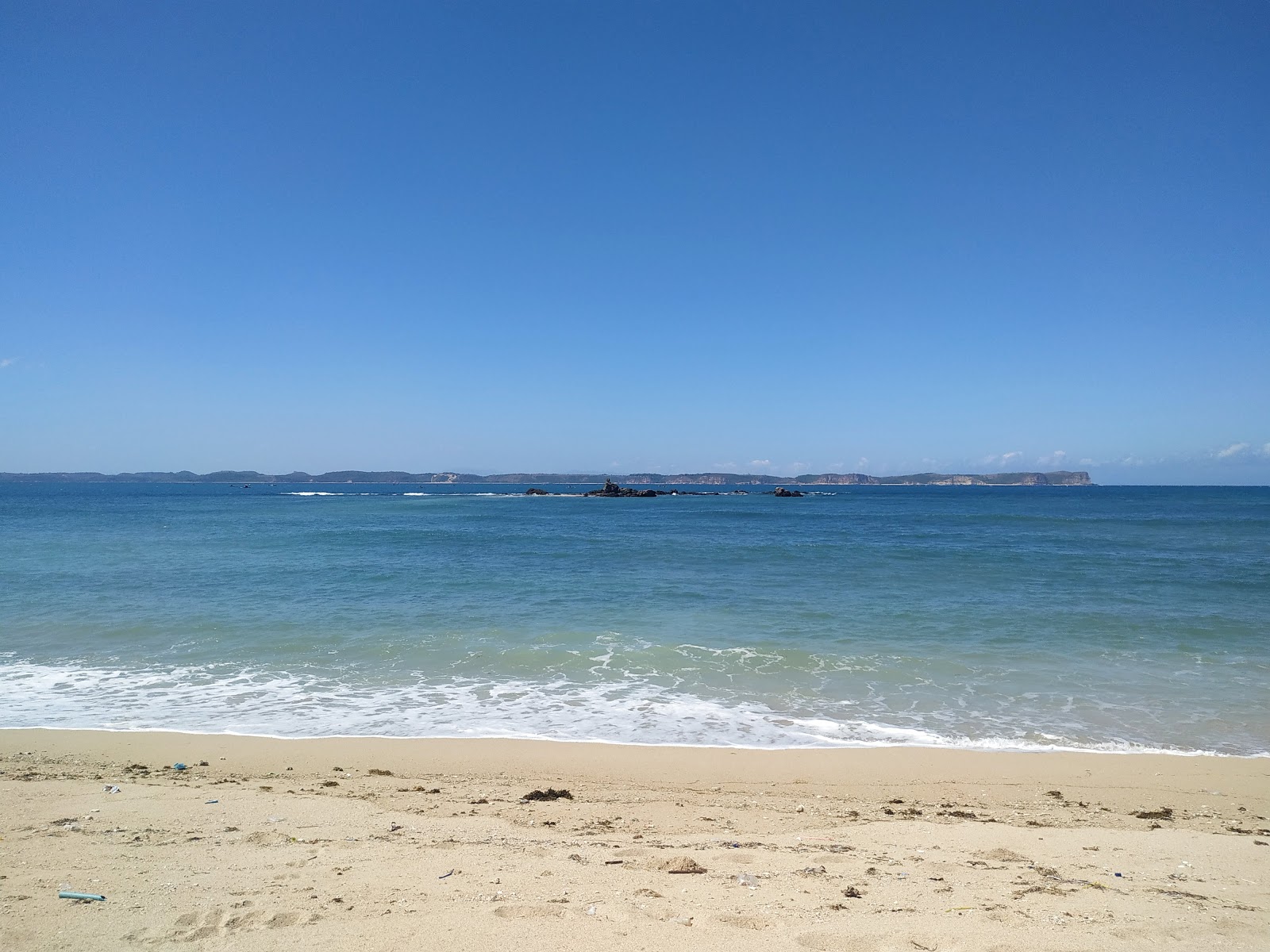 Foto di Sokat Beach con una superficie del acqua cristallina