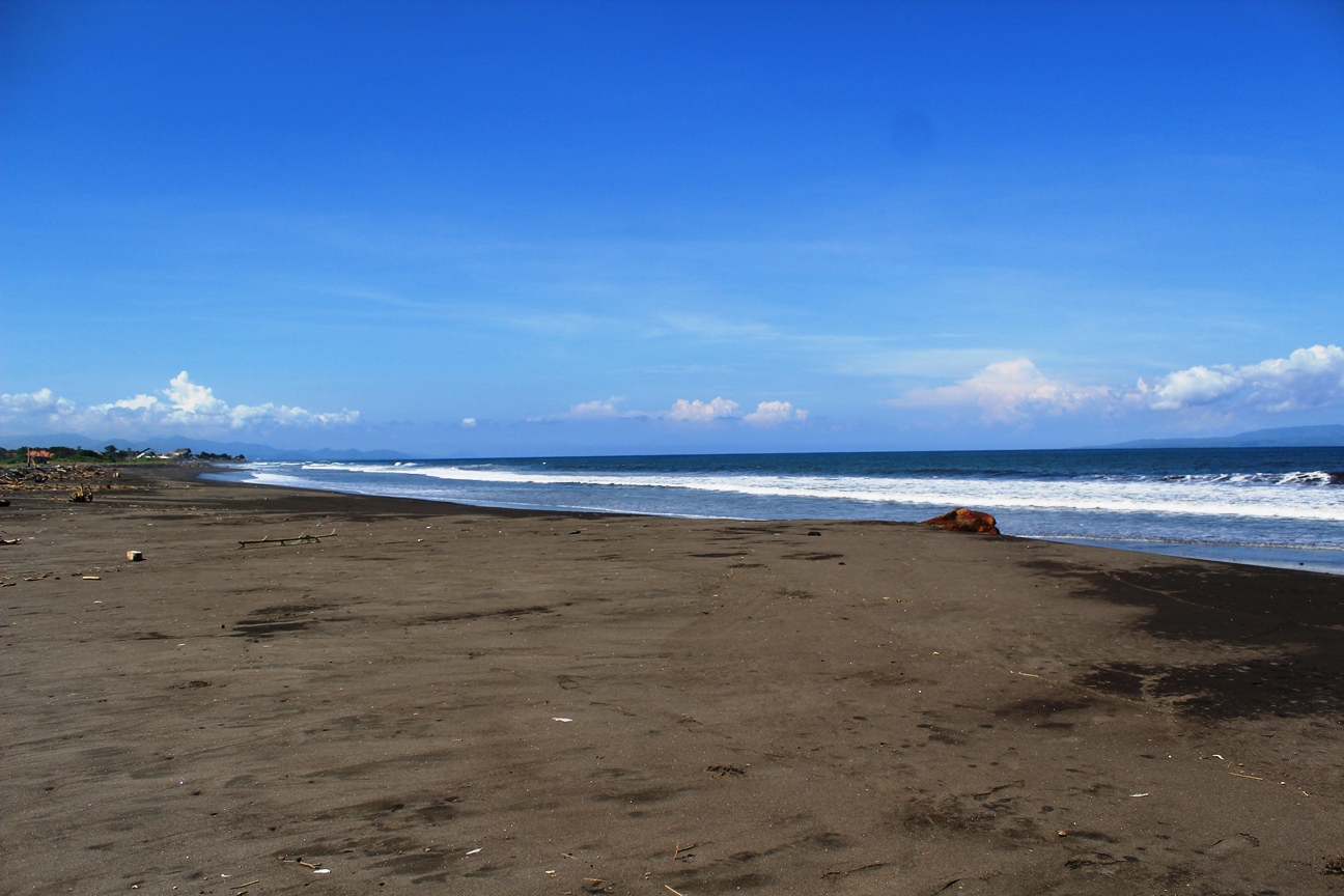 Biaung Beach的照片 带有长直海岸
