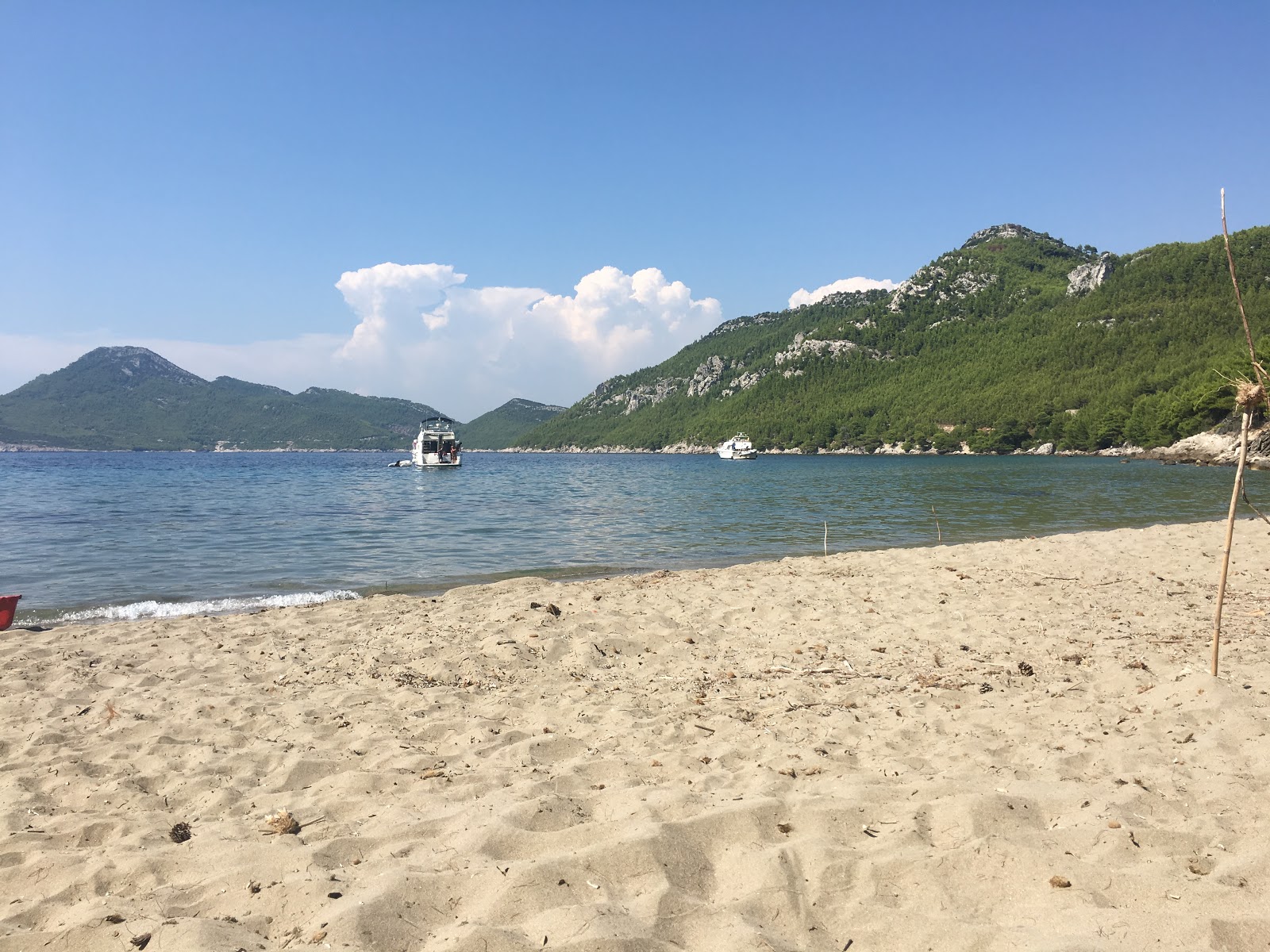 Zdjęcie Olipa beach z powierzchnią beżowy piasek