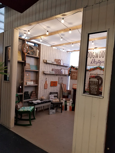 Consignment Shop «Trader Maes Decor & Artist Market», reviews and photos, 2001 Rock Springs Rd, Apopka, FL 32712, USA