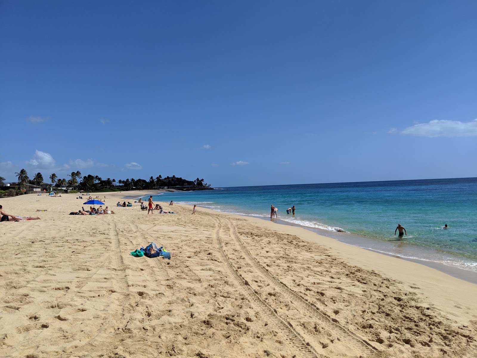 Foto de Makaha beach com água cristalina superfície