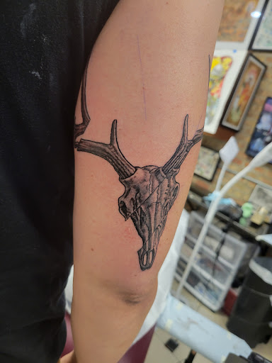 Tattoo Shop «Deluxe Tattoo», reviews and photos, 1459 W Irving Park Rd, Chicago, IL 60613, USA