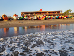Photo de Plage de Casares protégé par des falaises