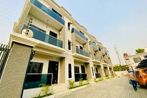 Shortlethomes - Tiara's Short let Apartment in Lekki phase 1 image