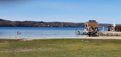 Photo de Tirsbak Beach entouré de montagnes