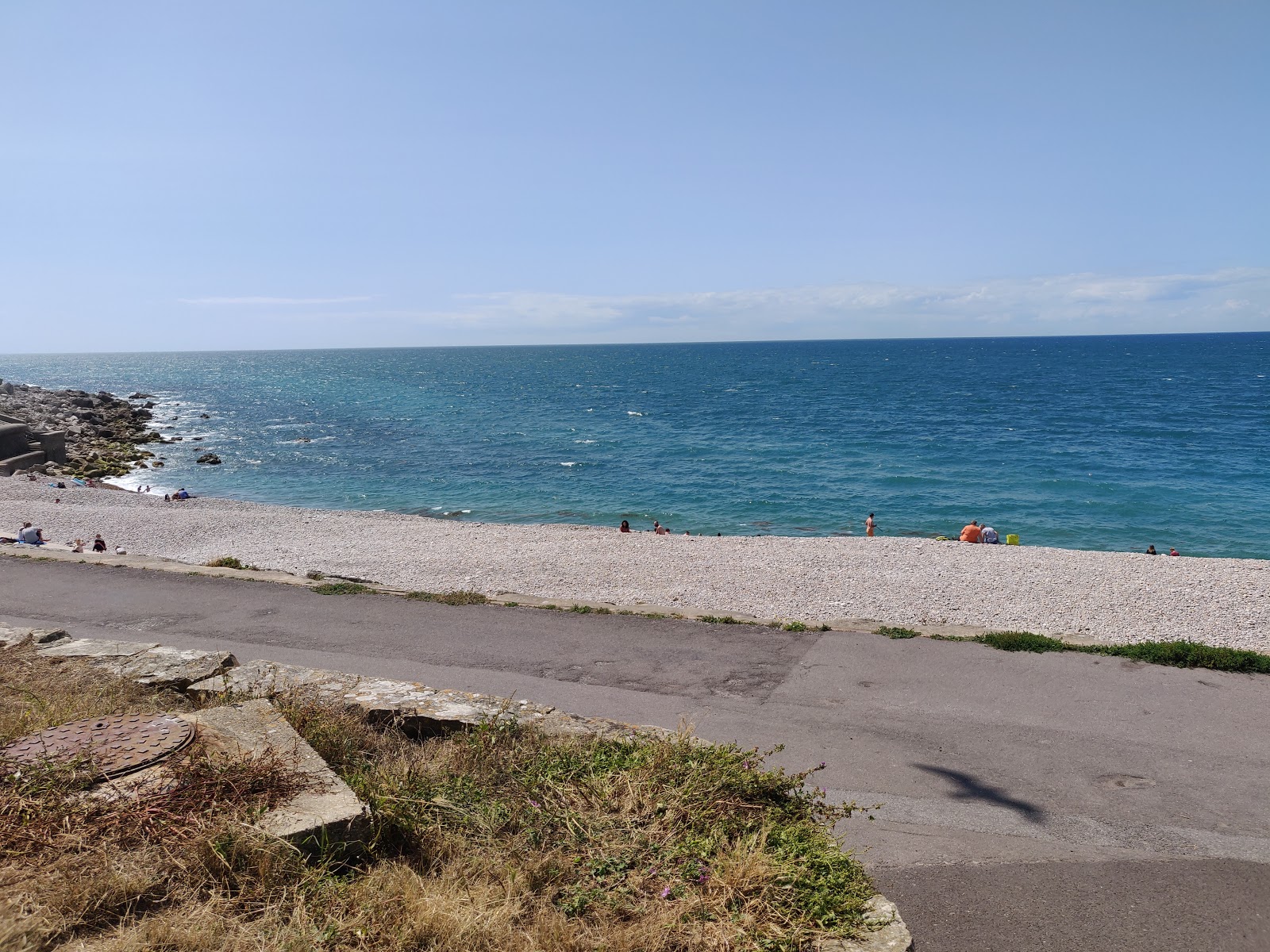 Fotografie cu Chiswell beach sprijinit de stânci