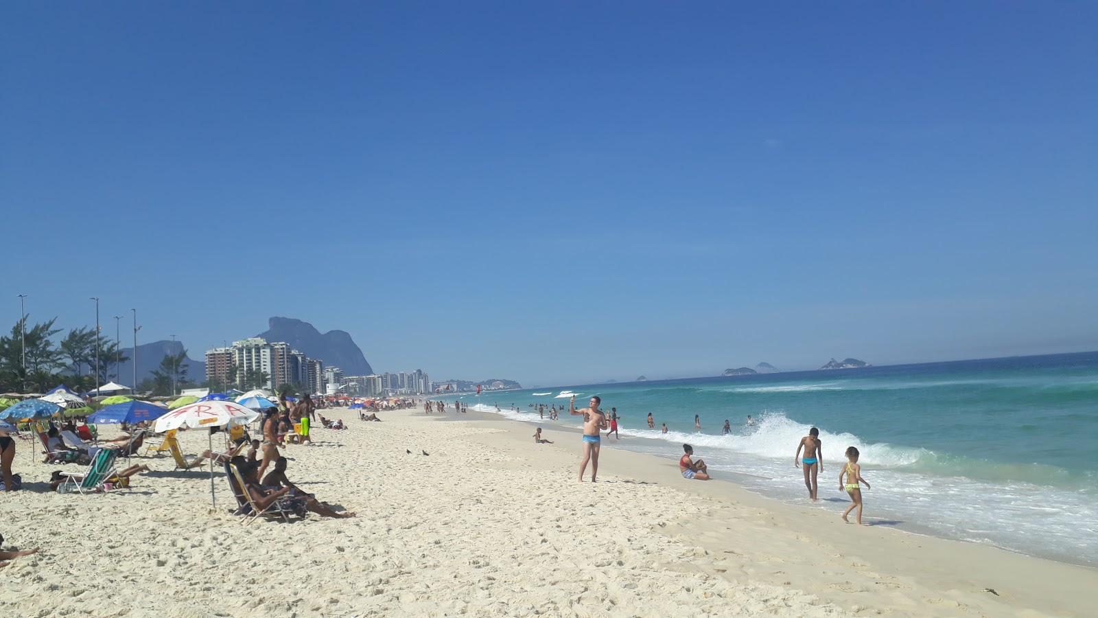 Valokuva Alvorada Beachista. pinnalla turkoosi puhdas vesi:n kanssa