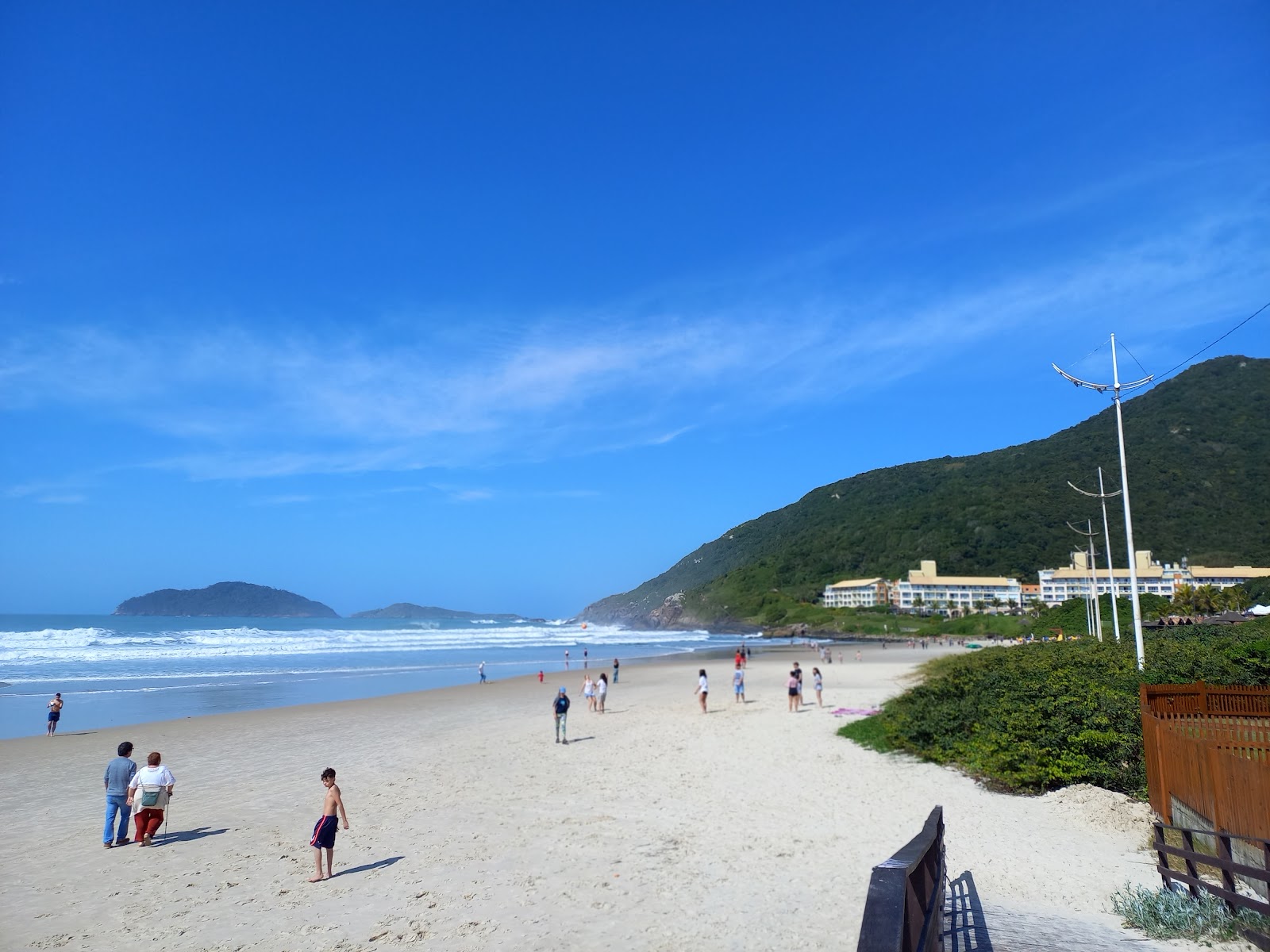 Foto de Praia do Santinho e o assentamento