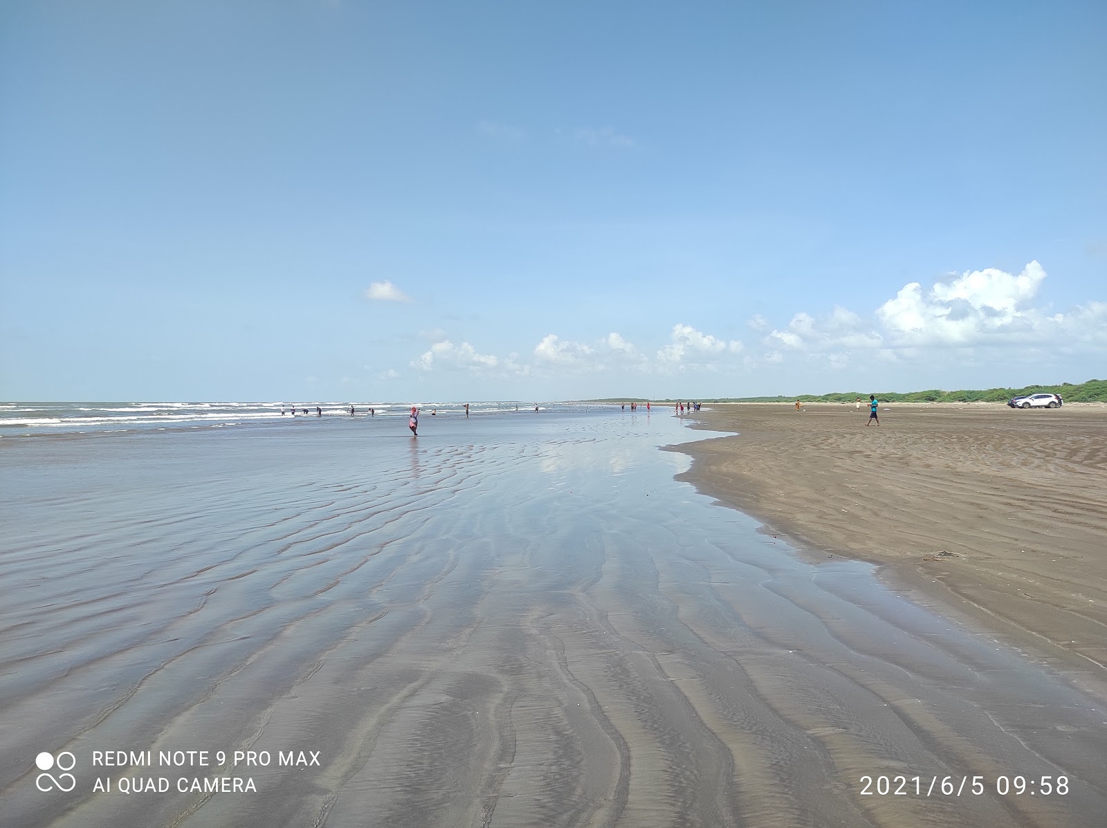Pedapatnam Beach的照片 带有碧绿色纯水表面