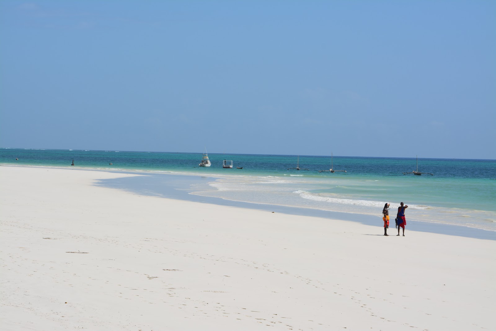 Foto van Galu Kinondo Beach met turquoise puur water oppervlakte