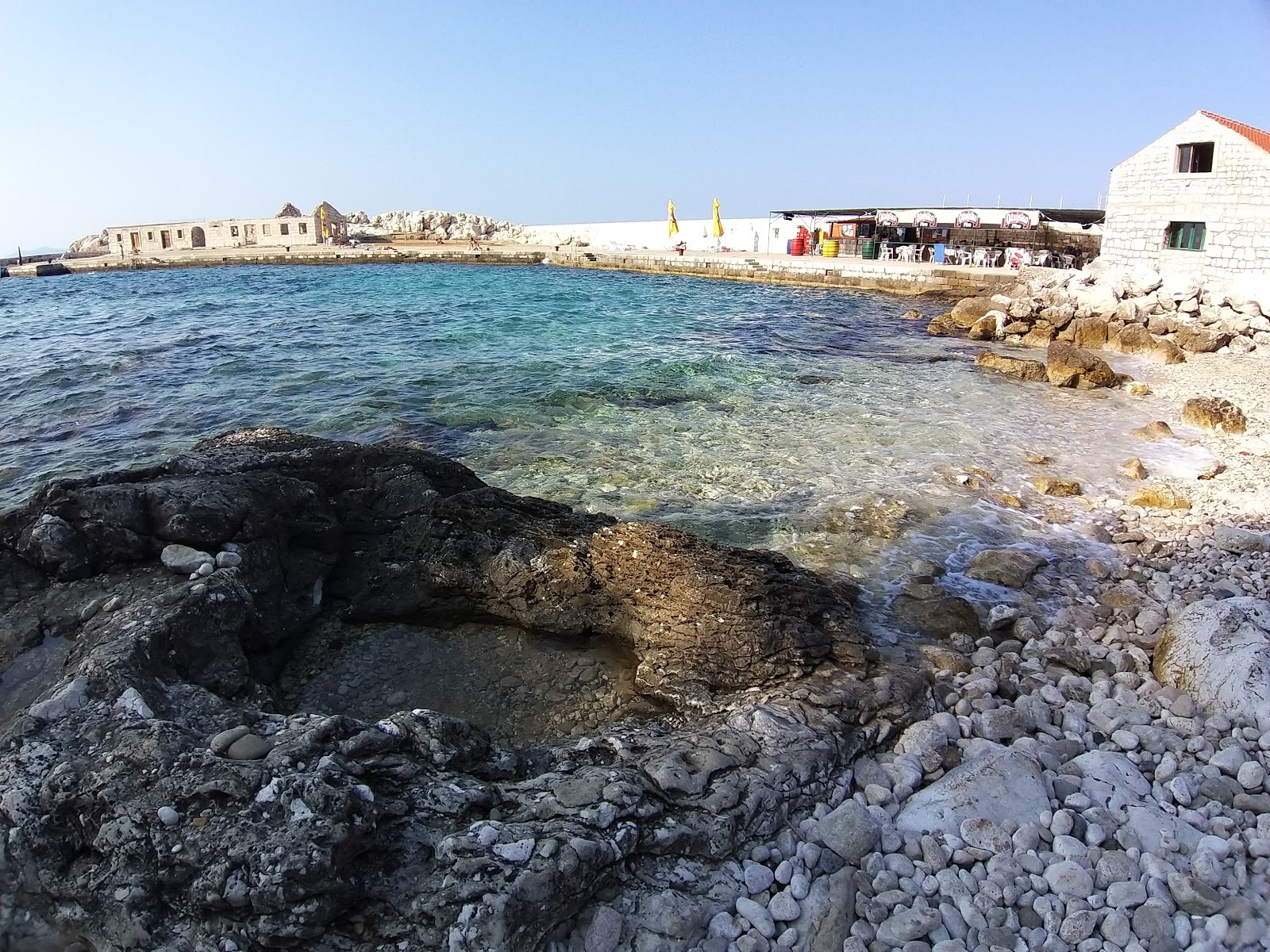 Mihajla beach'in fotoğrafı beton kaplı yüzey yüzey ile