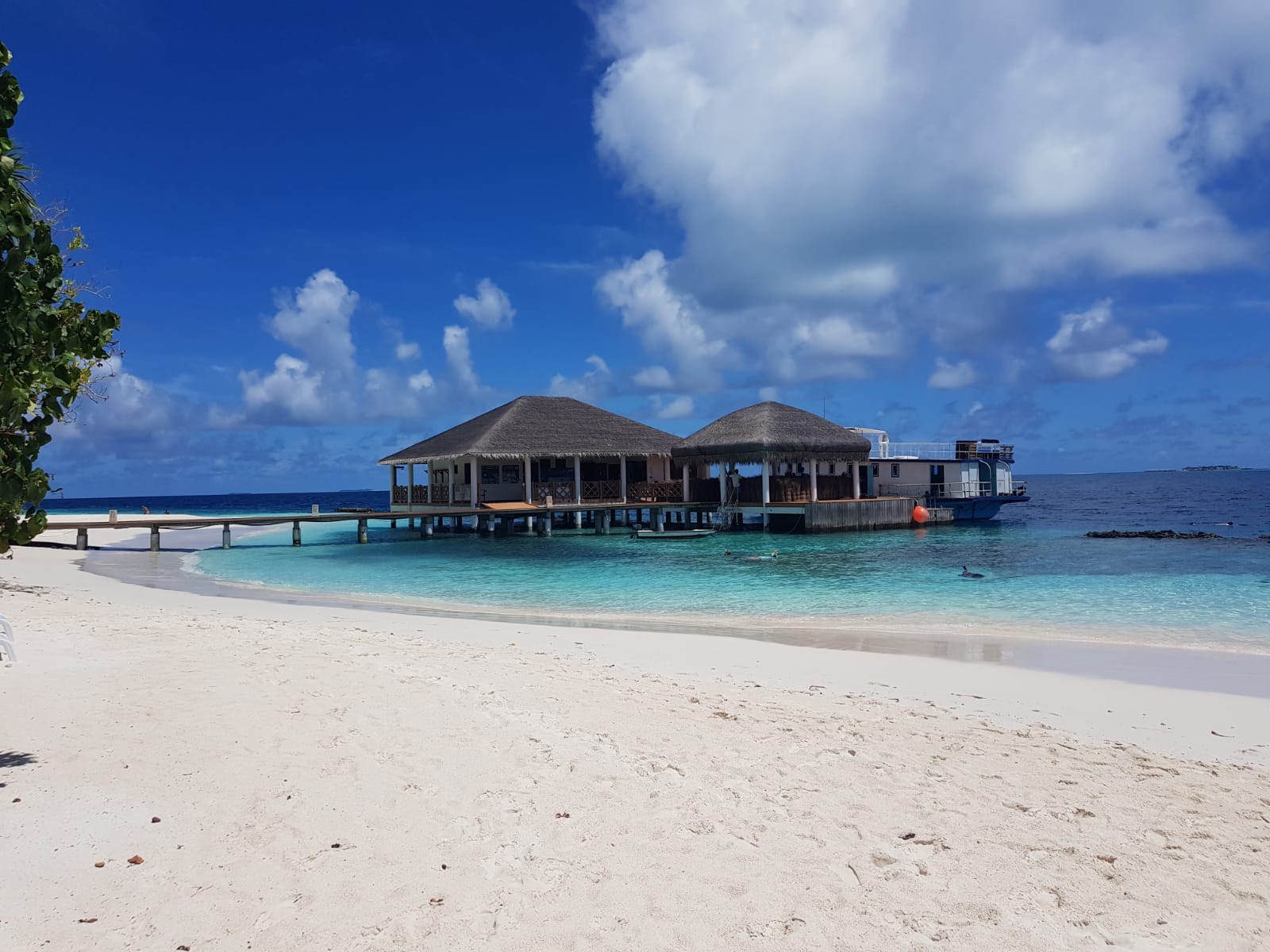 Foto von Hirundhoo Island Beach mit feiner weißer sand Oberfläche