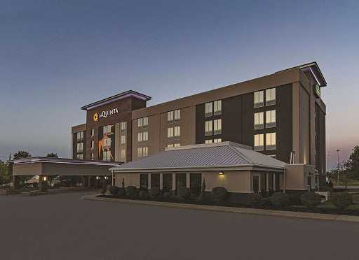 La Quinta Inn & Suites by Wyndham Cleveland Airport West image 9