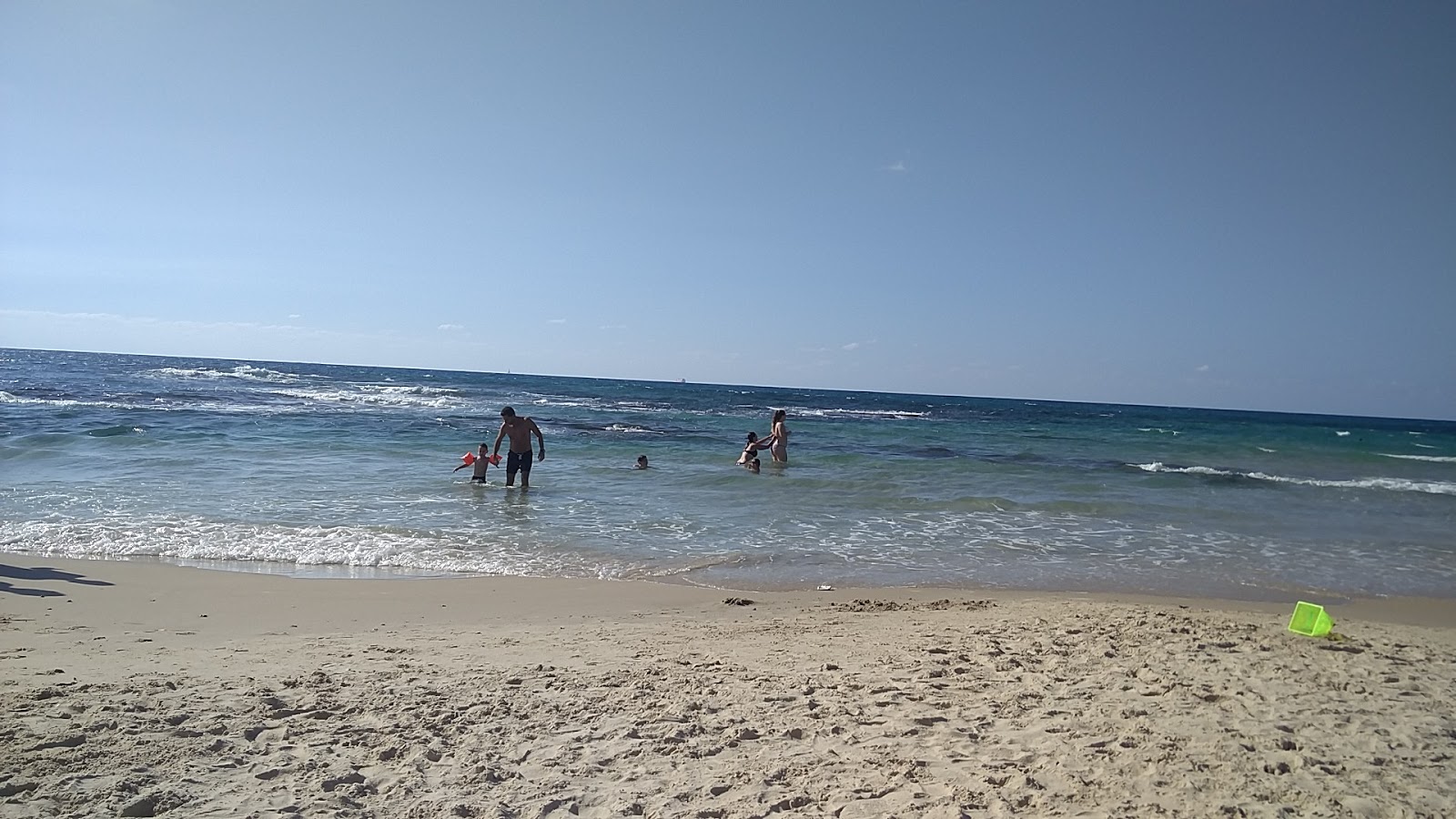 Foto de Tel Gerrit beach com praia espaçosa