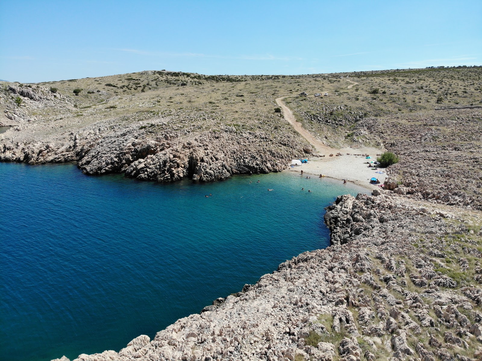 Foto de Sipa beach com seixos bege superfície