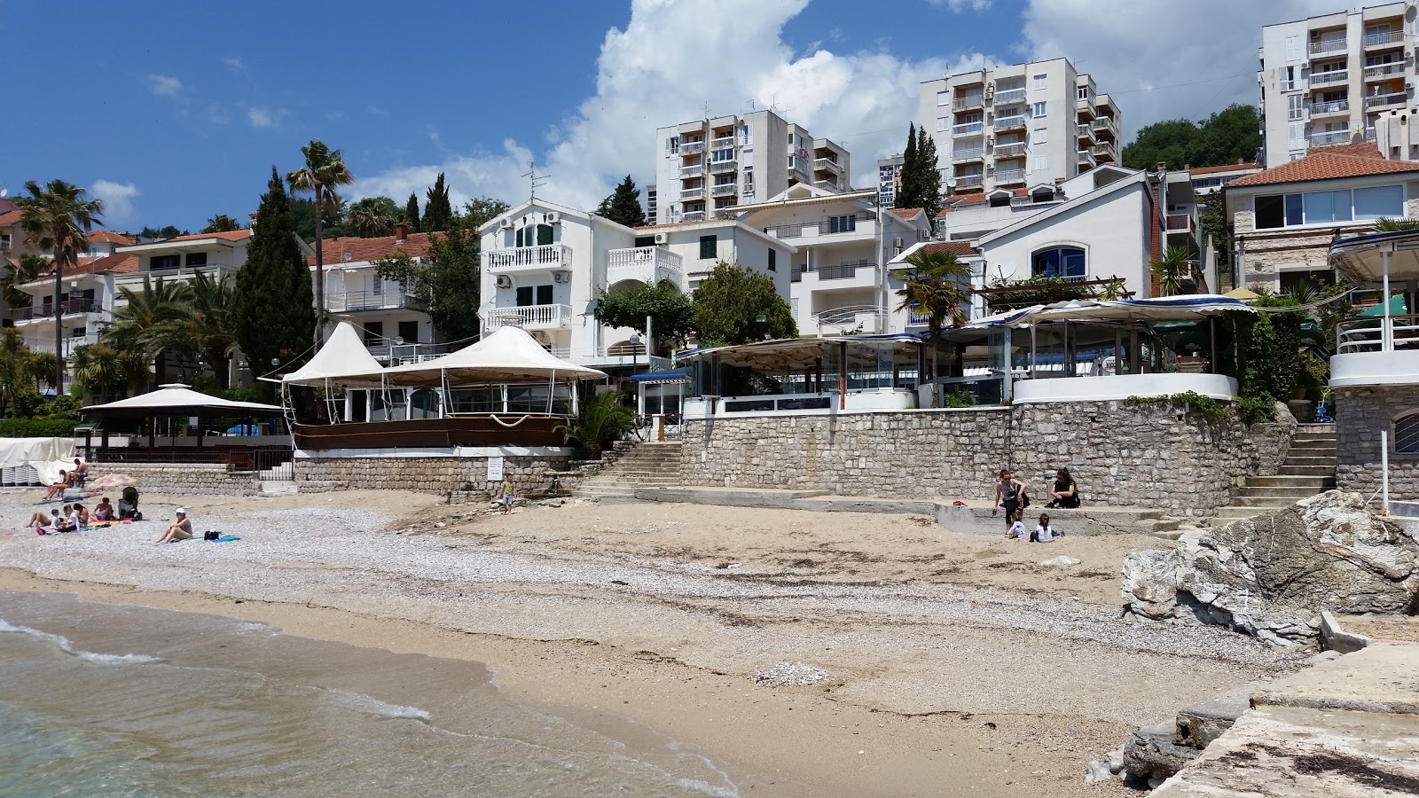 Corovica plazha'in fotoğrafı küçük koylar ile birlikte