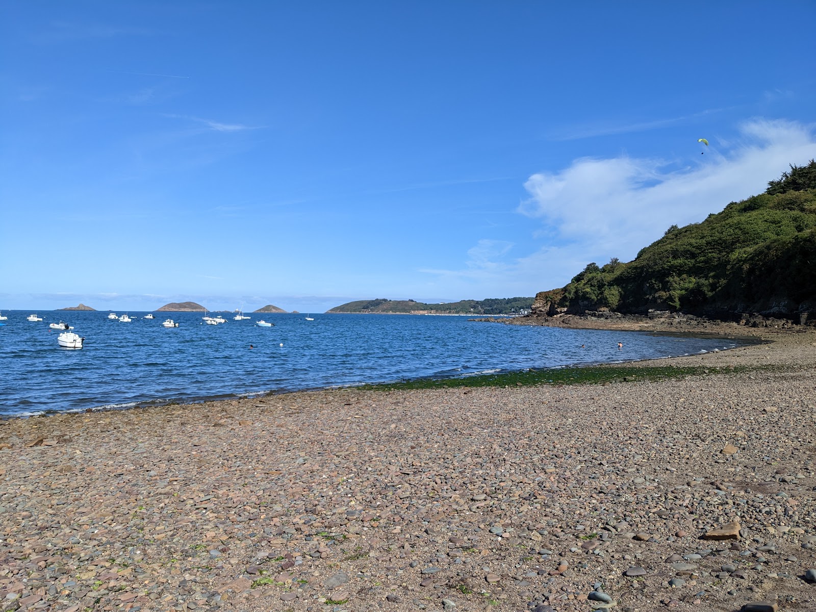 Foto von Plage du Boulgueff mit braune kiesel Oberfläche