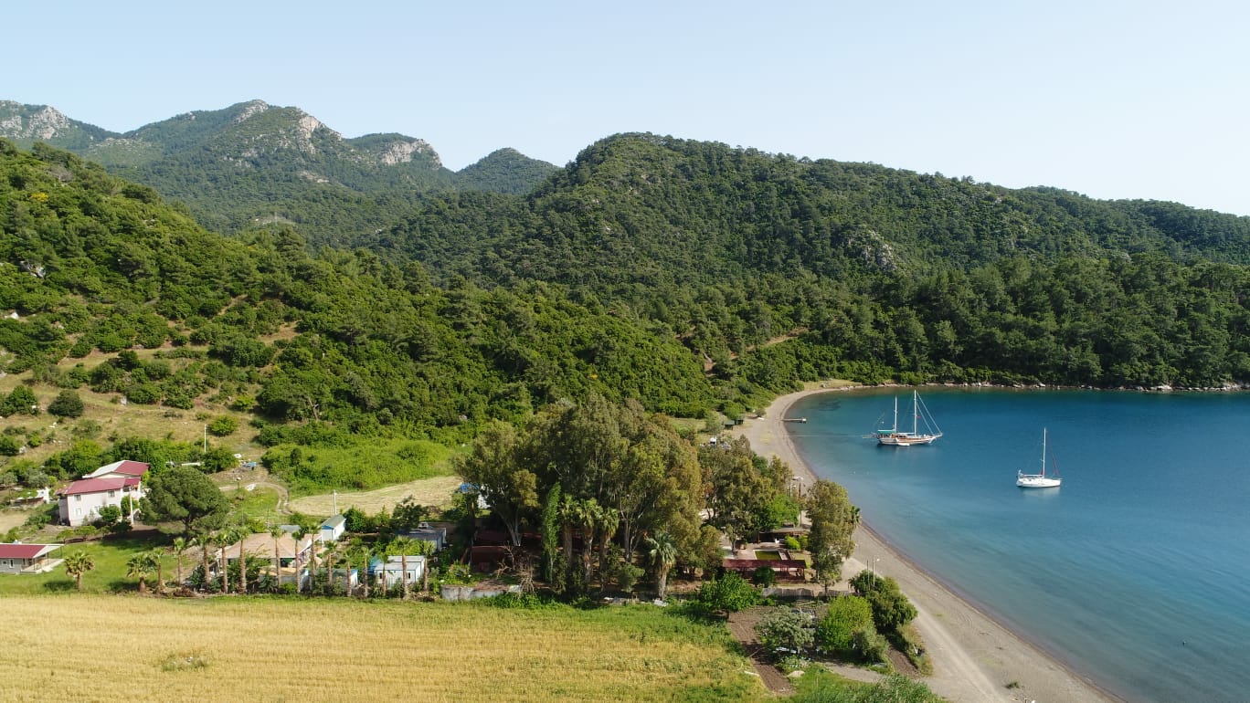 Foto von Hisaronu Koyu beach mit schwarzer sand & kiesel Oberfläche
