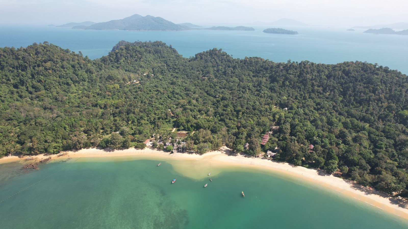 Foto von Ao Khao Kwai Beach und die siedlung