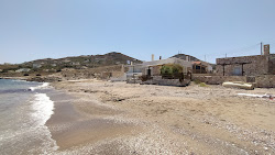 Foto di Pefka Beach sorretto da scogliere