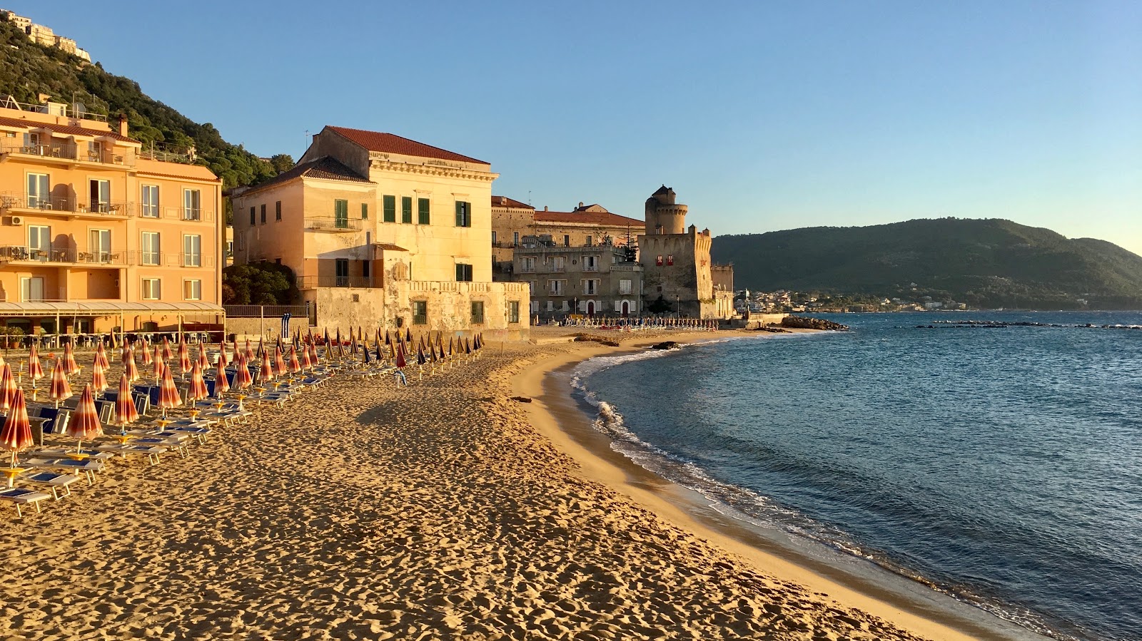 Spiaggia di Marina Piccola'in fotoğrafı - Çocuklu aile gezginleri için önerilir