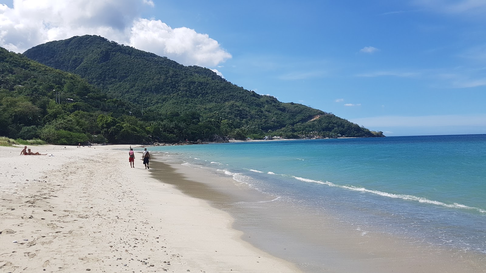 Fotografie cu Aninuan Beach cu o suprafață de nisip strălucitor