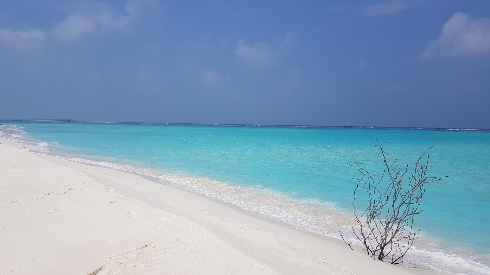 Foto di Huraagandu Island Beach con una superficie del sabbia bianca