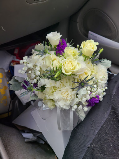 Florist «Amelia Florist Wine & Gift Shop», reviews and photos, 1406 Ohio Pike, Amelia, OH 45102, USA