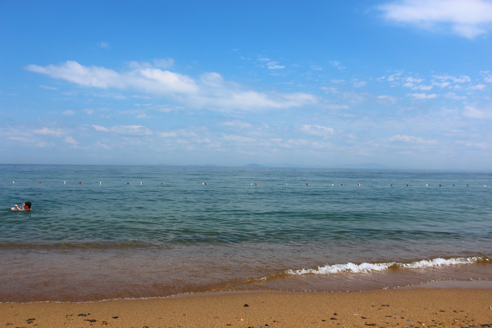 Zdjęcie Plaża Mawish z powierzchnią brązowy piasek