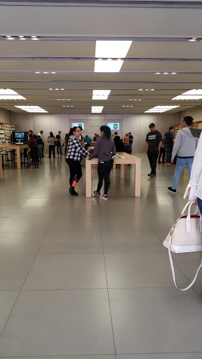Computer Store «Apple La Cantera», reviews and photos, 15900 La Cantera Pkwy, San Antonio, TX 78256, USA